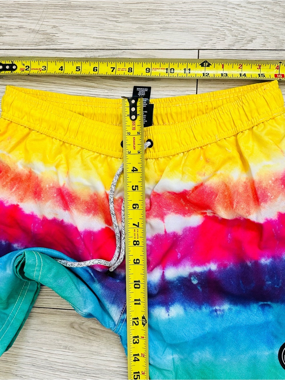 MENS MAUI AND SONS DRAWSTRING TIE DYE LINED SWIM BOARD SHORTS
SIZE L - Picture 4 of 8